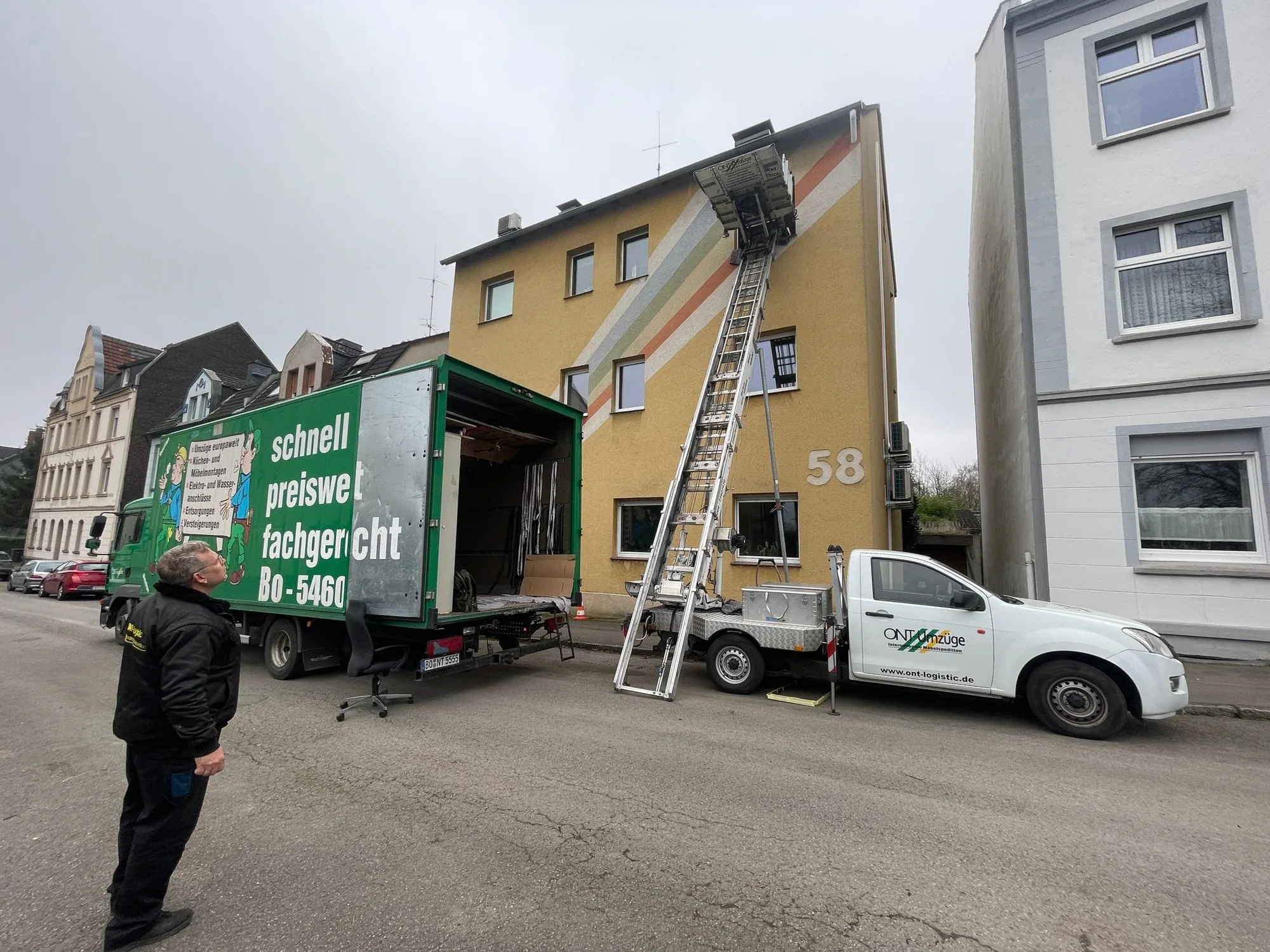 ONT Logistic LKW und Möbellift bei einem Umzug