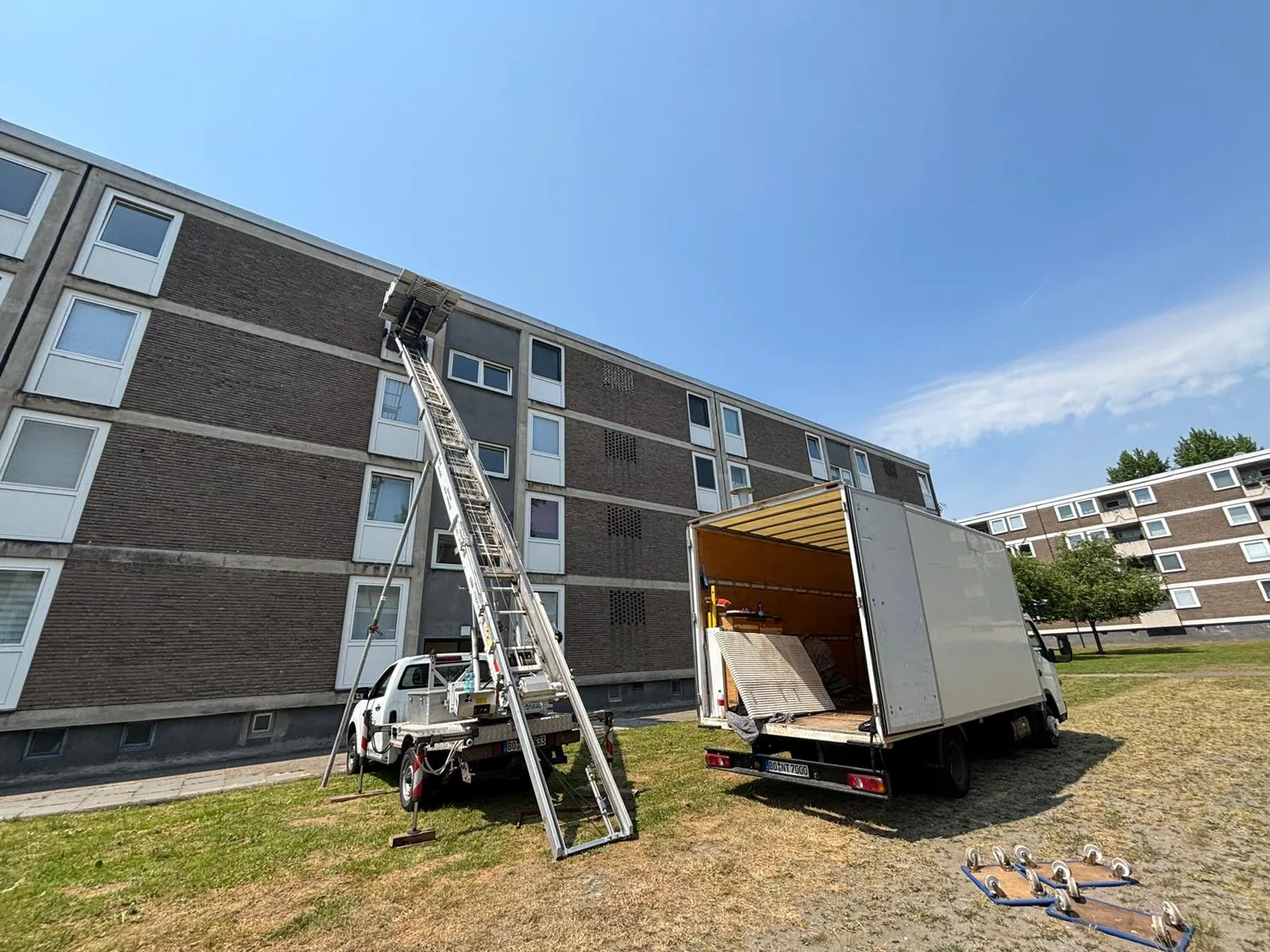 Möbellift an einem Mehrfamilienhaus