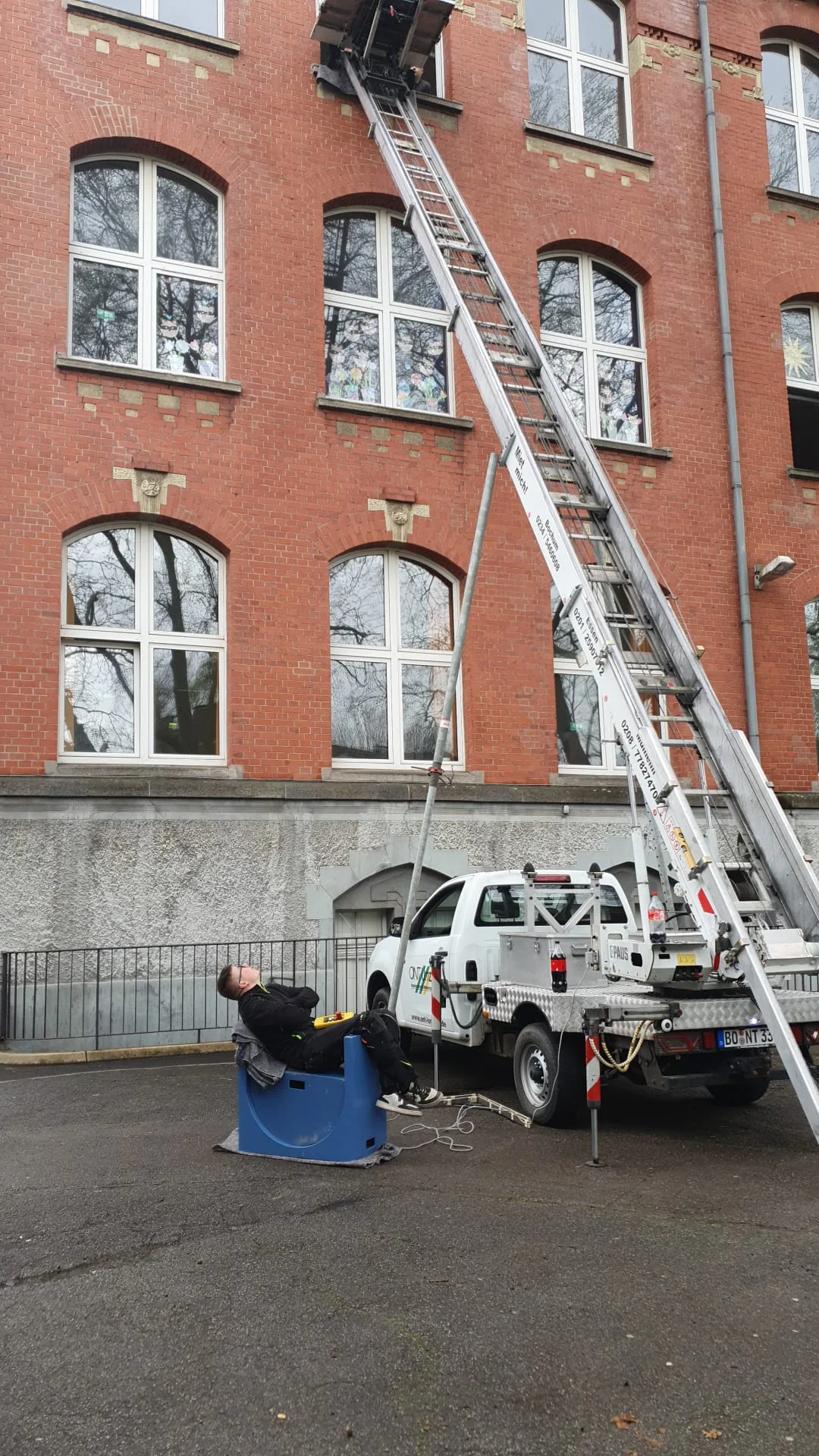 ONT Möbellift an einem Gebäude