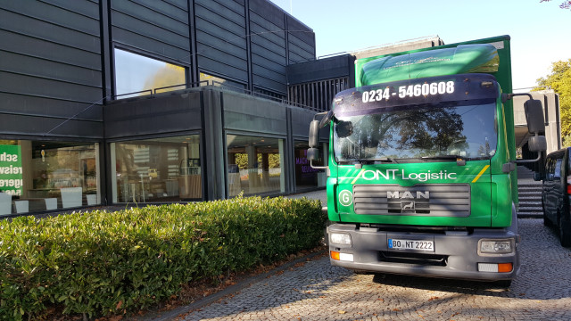 Ein Möbelwagen von ONT Logistic